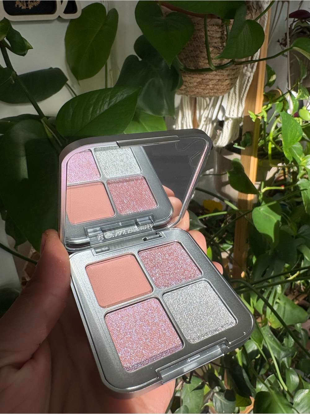 r.e.m. beauty by Ariana Grande sweet dreams eyeshadow quad in fembot fatale - Picture 4 of 9